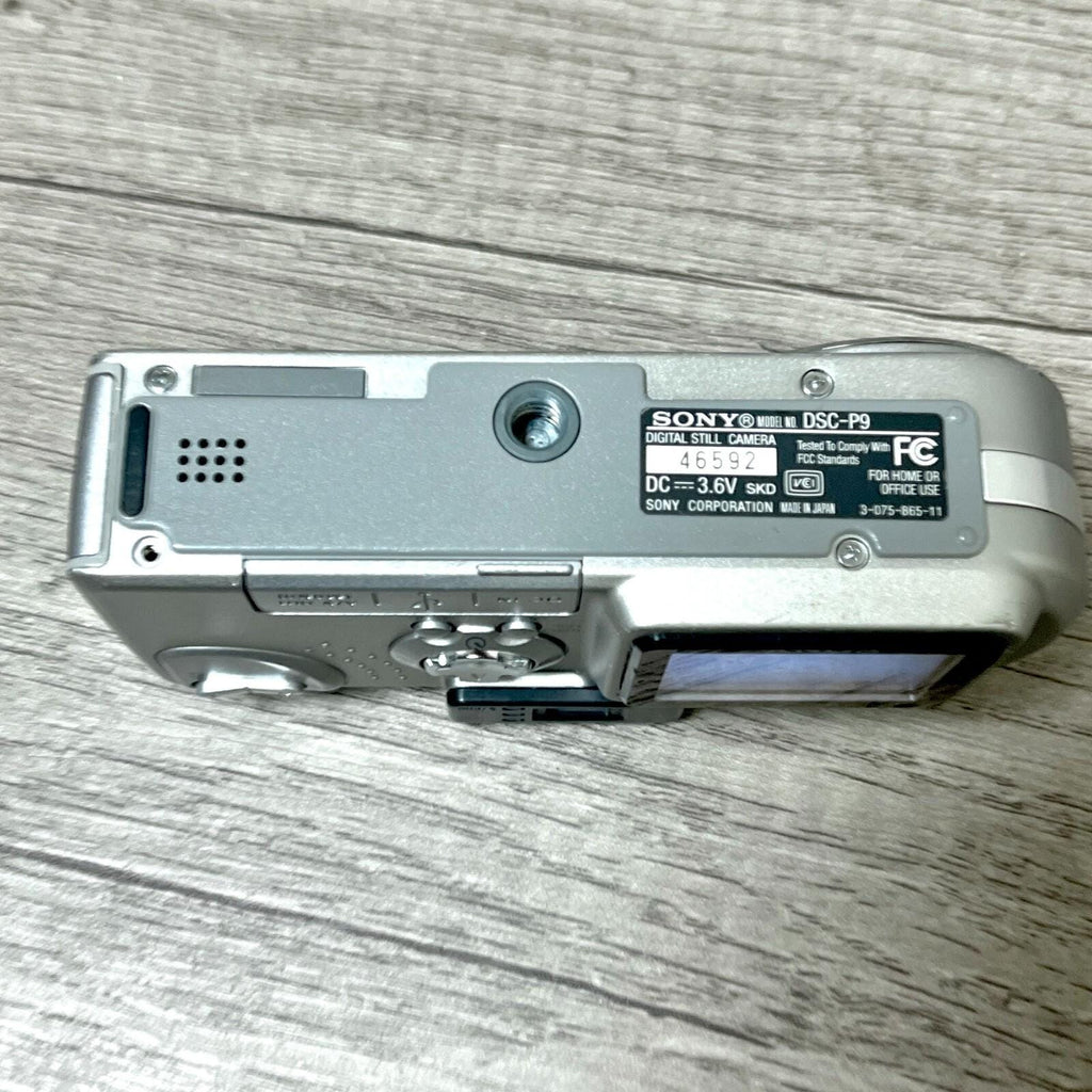 Sony DSCP9 Cyber-shot 4.0MP Digital Camera- Tested -Works  -Read Description-