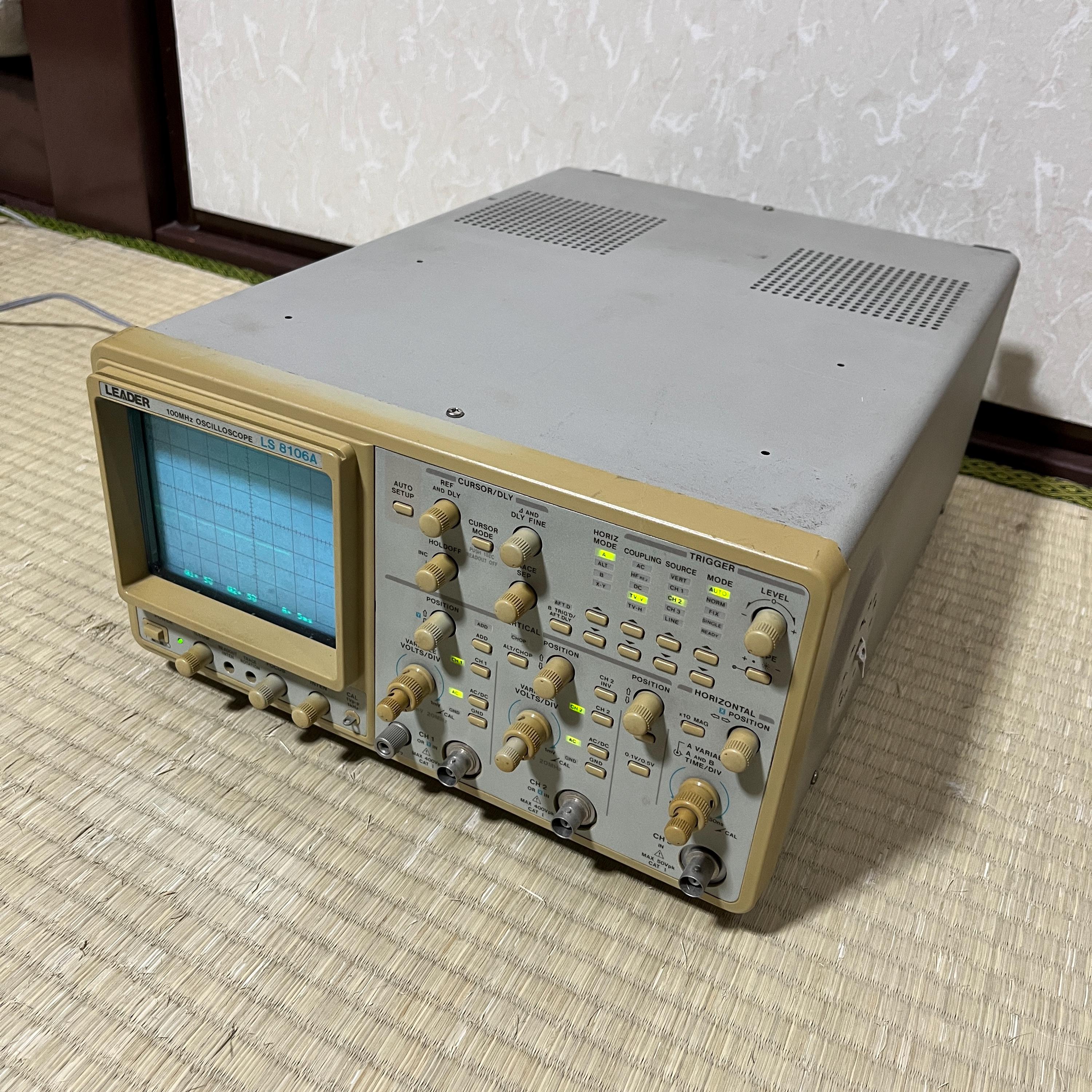 Leader LS-8106A 100MHz 3-Channel Analog Oscilloscope – CRT Display, Auto-Setup, Vintage Lab Equipment